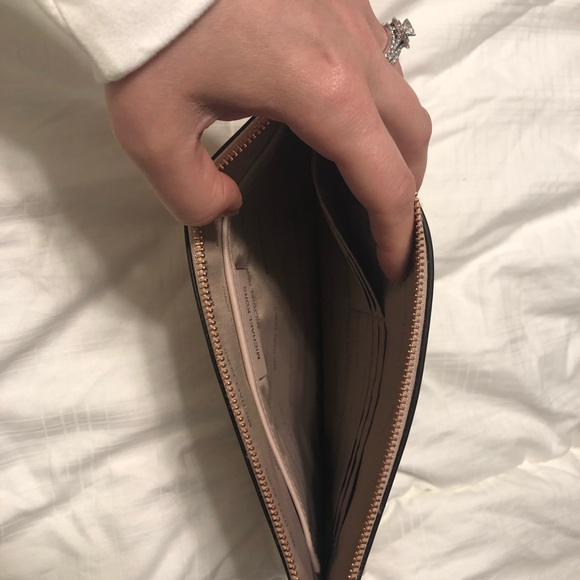 Michael Kors wristlet big - Picture 3 of 3